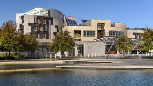 la Scozia approva una legge sull'economia delle comunità locali