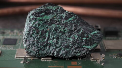Enormi quantità di materie prime critiche possono essere recuperate grazie al riciclo di rifiuti elettronici o batterie