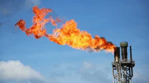 Impianto estrazione gas con torcia di flaring accesa, emissioni di metano in atmosfera curraheeshutter iStockPhoto
