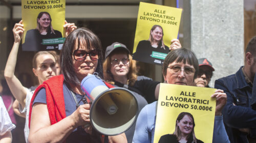 Smiljka Vuk e Fina Vondraček, ex operaie di Leonarda d.o.o., alla protesta di Milano davanti al negozio Benetton
