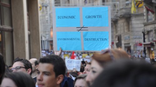 Manifestante regge un cartello con la scritta 