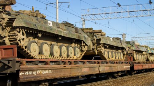 Veicoli militari corazzati caricati su un convoglio ferroviario, in attesa di essere trasportati per l'esportazione