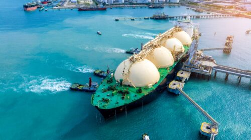 Nave metaniera che trasporta gnl, simbolo della crescente dipendenza europea dal gas liquefatto statunitense