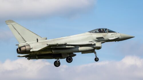 caccia Eurofighter Typhoon in volo con carrello abbassato