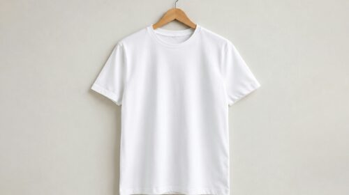 T-shirt bianca di cotone appesa a una gruccia, simbolo della filiera tessile del Bangladesh
