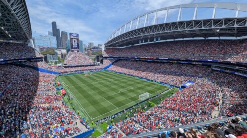 Veduta dall'alto di uno stadio gremito durante una partita della Coppa del Mondo 2026, con cartelloni pubblicitari di Aramco a bordocampo