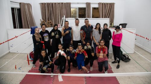 Atlete e atleti di boxe contro l'assedio
