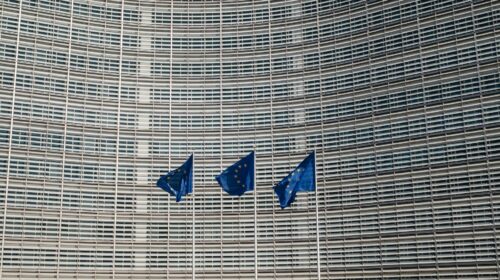 Bandiere dell'Unione europea davanti alla sede della Commissione a Bruxelles