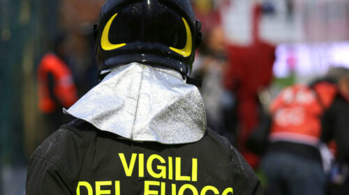 Vigile del fuoco di spalle durante un intervento, simbolo del sottorganico dei pompieri in Europa