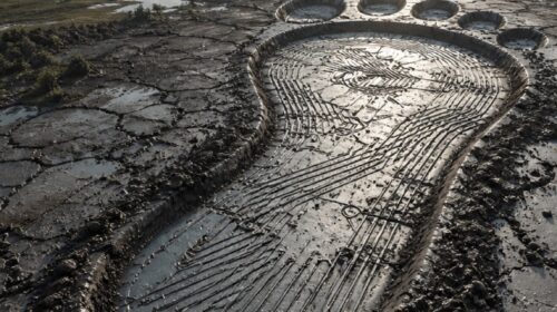 Immagine concettuale dell'impronta ecologica dell'intelligenza artificiale, contenuta nel rapporto. Per generare quest'immagine, secondo l'UNU, sono stati impiegati 2.9 Wh di elettricità, emessi 1.22 g di CO₂ 28.6 millilitri di acqua e 0.45 cm² di terra