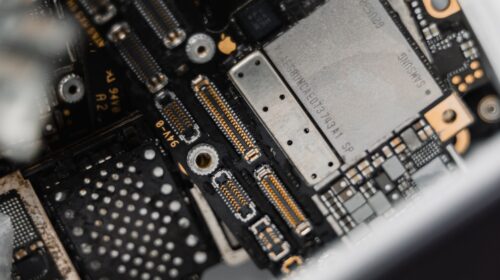 Chip di memoria Samsung su una scheda elettronica
