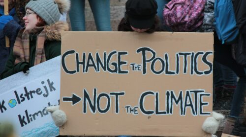 Manifestante per il clima con un cartello «Change the politics, not the climate», contro il negazionismo della classe politica durante l'ondata di caldo