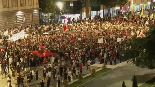 Manifestanti in piazza a Tirana contro il resort di Kushner in Albania