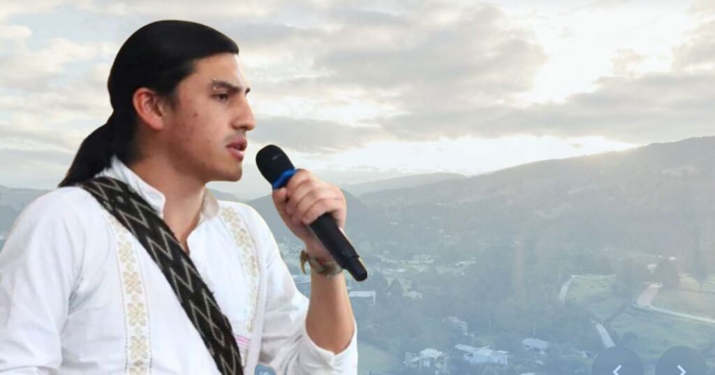 Javier Cifuentes, leader del movimento per l'acqua di La Calera, parla a un'assemblea con la valle sullo sfondo