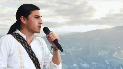Javier Cifuentes, leader del movimento per l'acqua di La Calera, parla a un'assemblea con la valle sullo sfondo