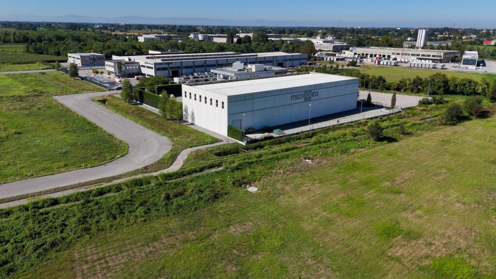 Veduta aerea di un data center al margine di campi coltivati a Cremona