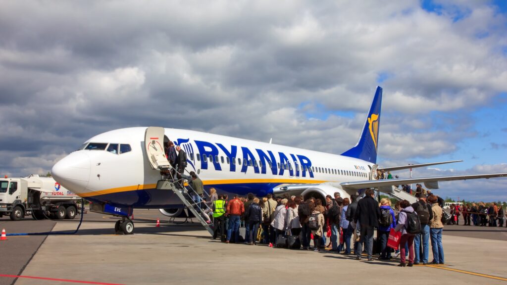 passeggeri in coda per l'imbarco su un aereo Ryanair emissioni voli Europa 2025