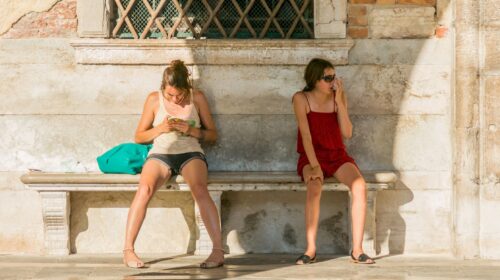 due ragazze sotto il sole durante un'ondata di caldo estivo a Venezia