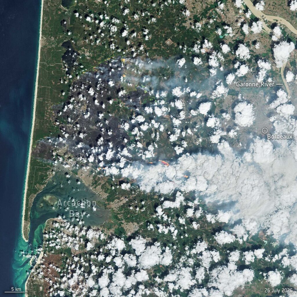 Immagine satellitare degli incendi nella Gironda vicino a Bordeaux