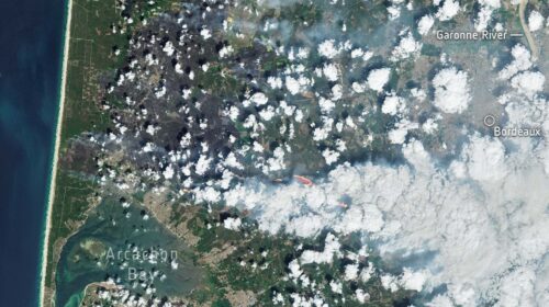 Immagine satellitare degli incendi nella Gironda vicino a Bordeaux