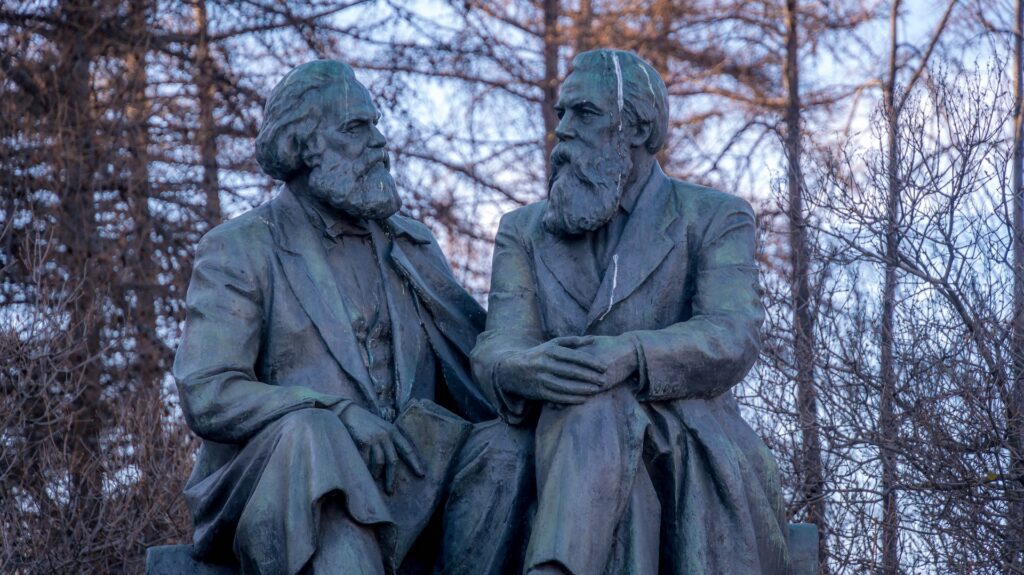 Le statue di Karl Marx e Friedrich Engels a Petrozavodsk, capitale della Carelia, Russia