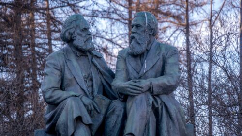Le statue di Karl Marx e Friedrich Engels a Petrozavodsk, capitale della Carelia, Russia