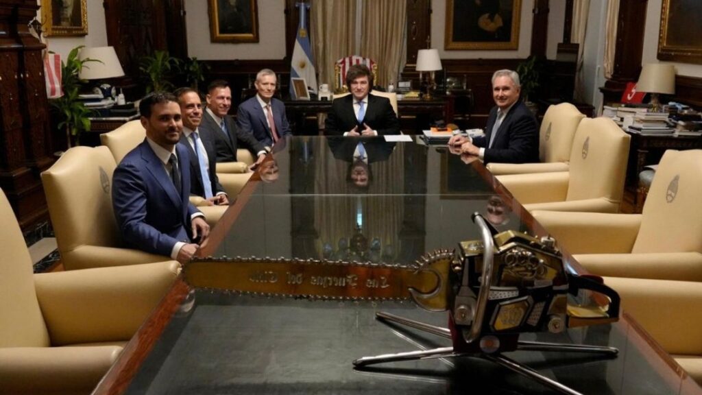 Peter Thiel incontra Javier Milei alla Casa Rosada, sul tavolo una motosega dorata