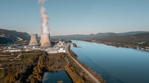 Centrale nucleare con torri di raffreddamento lungo un fiume, piccoli reattori nucleari modulari