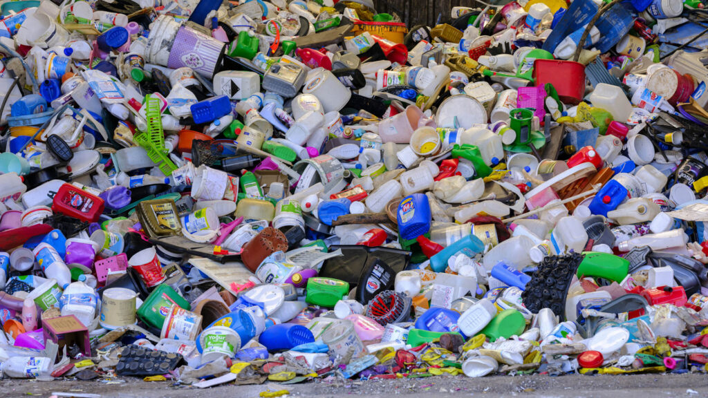 rifiuti di plastica in attesa di essere riciclati in un impianto in Turchia