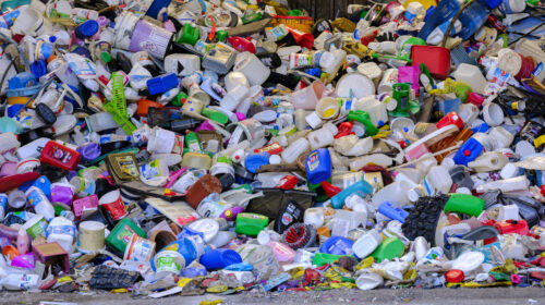 rifiuti di plastica in attesa di essere riciclati in un impianto in Turchia