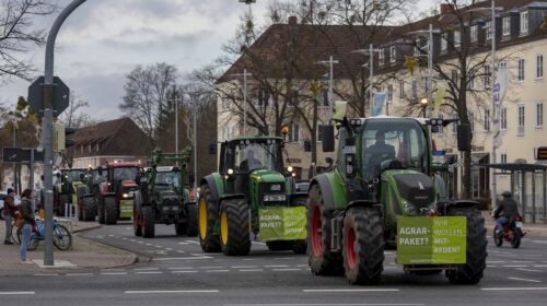 Trattori in corteo con cartelli di protesta