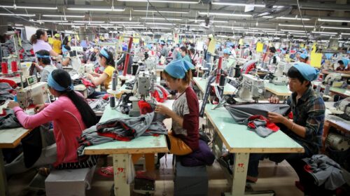 Lavoratori tessili in una fabbrica in Cambogia esposti a stress da caldo