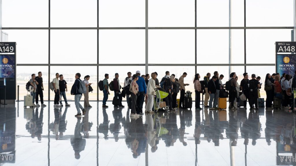 passeggeri in fila all'imbarco, traffico aereo e turismo in Europa