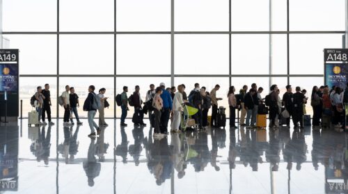 passeggeri in fila all'imbarco, traffico aereo e turismo in Europa
