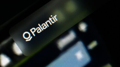 Logo Palantir su schermo di smartphone, perché il titolo rischia di crollare