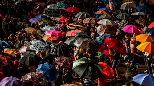 Pubblico sotto la pioggia a un concerto
