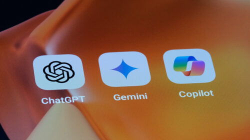 Icone di ChatGPT, Gemini e Copilot su smartphone, simbolo della bolla IA temuta dalla Bce