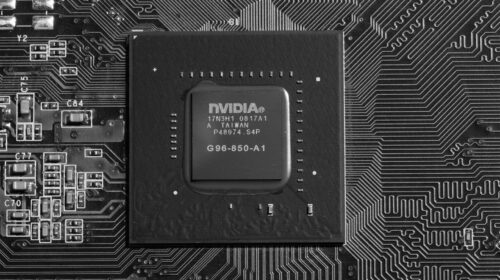Chip Nvidia su circuito stampato, al centro dell'accordo con OpenAI e della bolla del debito IA