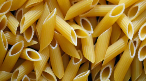 Una composizione di penne. La pasta è tra i cibi maggiormente contaminati da cadmio