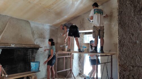 Cantiere di autoricostruzione post-sisma con tecniche di bioedilizia nell'Appennino centrale