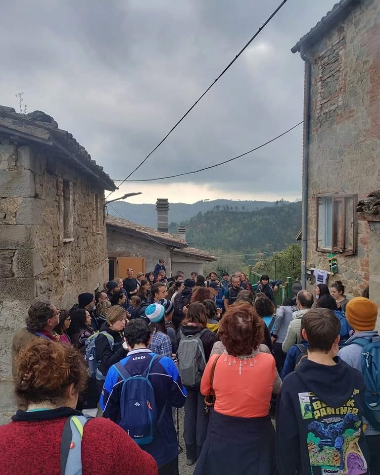 Visita di gruppo in un borgo dell'Appennino centrale colpito dal sisma
