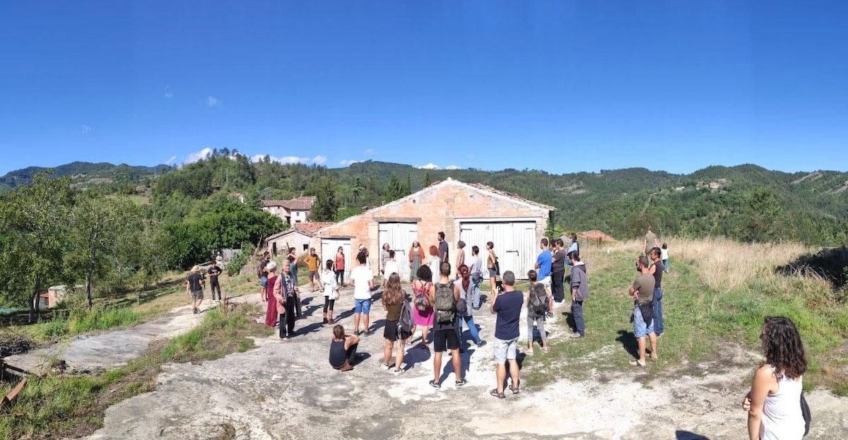 Visita di gruppo in un borgo dell'Appennino centrale colpito dal sisma