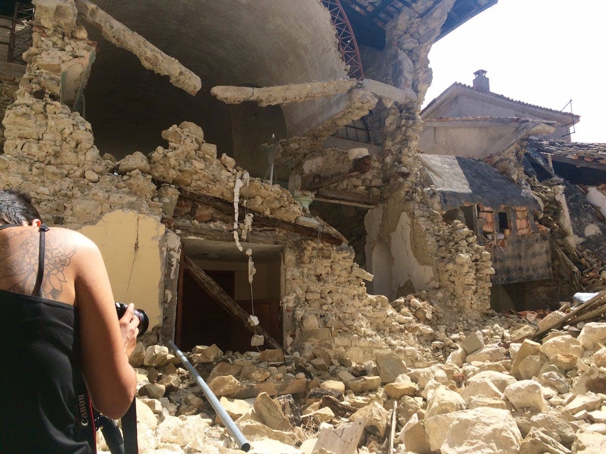 Ricercatrice fotografa le macerie di una chiesa crollata dopo il terremoto del 2016