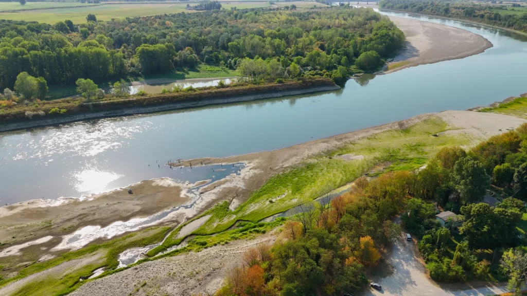 Vista aerea del fiume Po in secca vicino Cremona con banchi di sabbia esposti