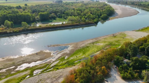 Vista aerea del fiume Po in secca vicino Cremona con banchi di sabbia esposti