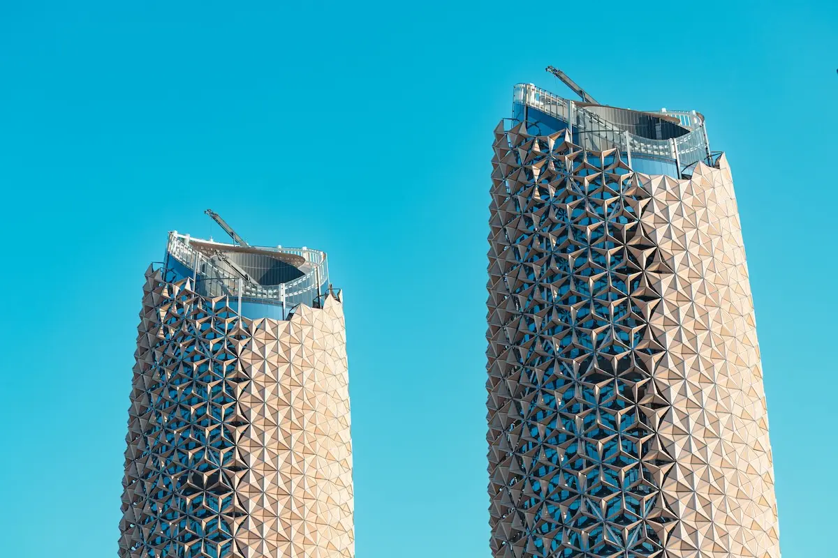 Le Al Bahar Towers di Abu Dhabi con la facciata a mashrabiya per il raffreddamento passivo