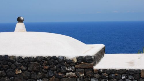 Dammuso di Pantelleria in pietra lavica con il tetto a cupola bianco per la raccolta dell'acqua piovana