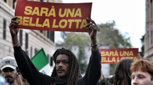 Manifestante con cartello