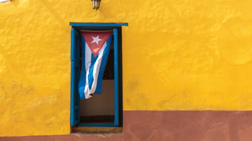 Bandiera cubana esposta a una porta durante le tensioni tra Cuba e Stati Uniti
