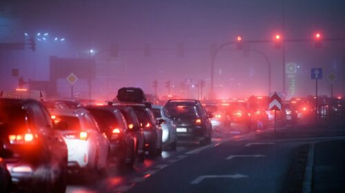 Traffico congestionato nella nebbia, simbolo dell'inquinamento atmosferico da trasporti, tra i temi del rapporto Onu su clima e qualità dell'aria